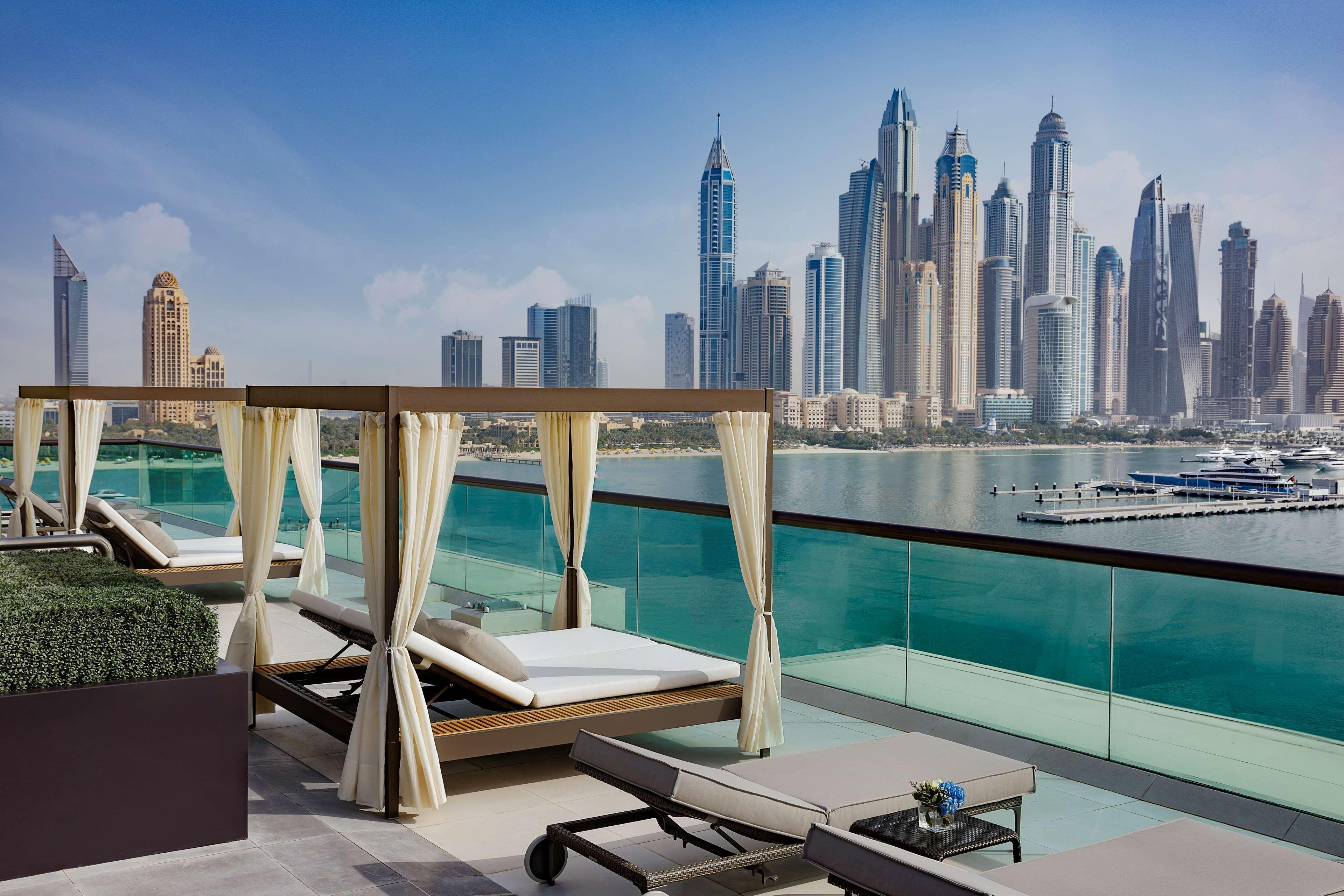 ホテル Hilton Dubai Palm Jumeirah エクステリア 写真 View of the Dubai Marina skyline from the hotel