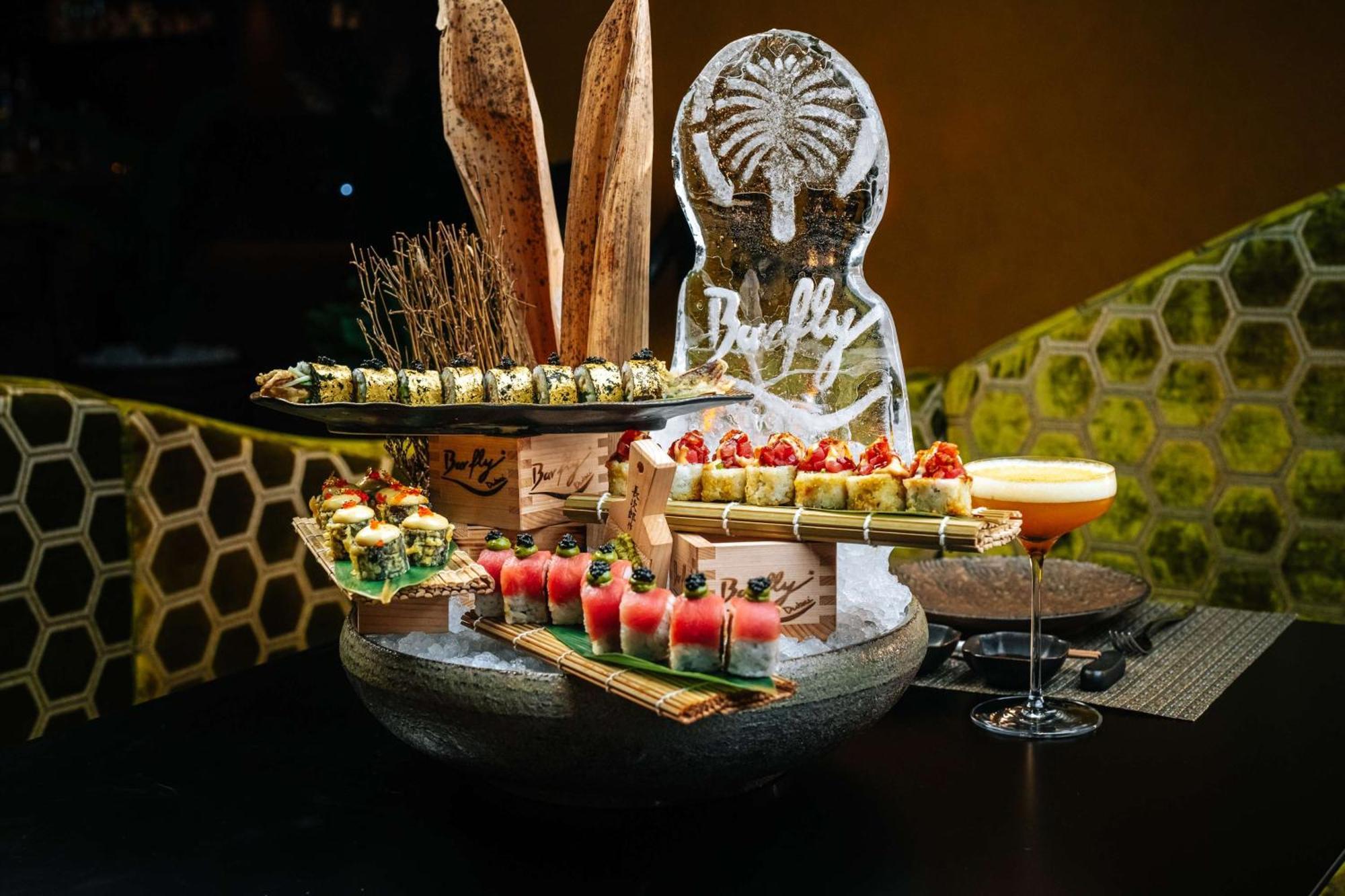 ホテル Hilton Dubai Palm Jumeirah エクステリア 写真 A display of food at a buffet