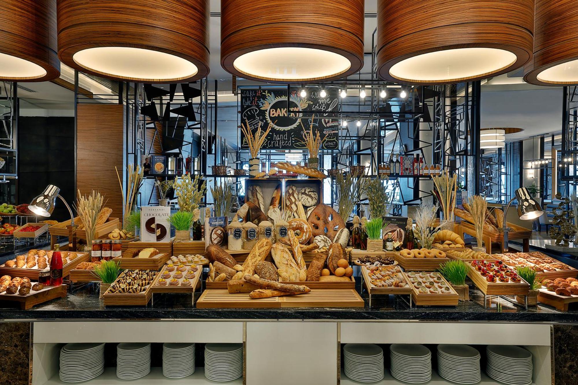 ホテル Hilton Dubai Palm Jumeirah エクステリア 写真 Bread station at a buffet