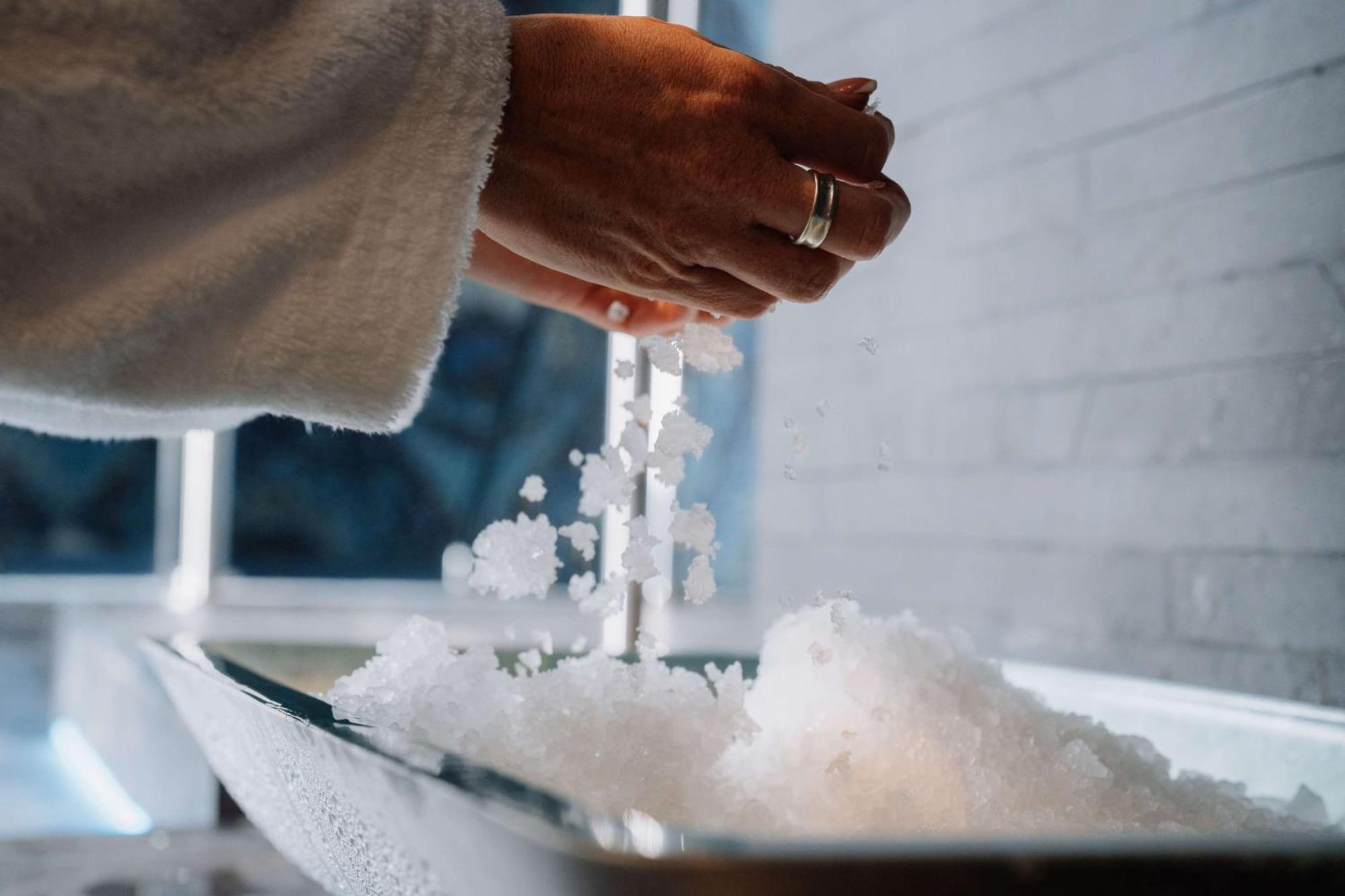 ホテル Hilton Dubai Palm Jumeirah エクステリア 写真 Salt being sprinkled on a bath