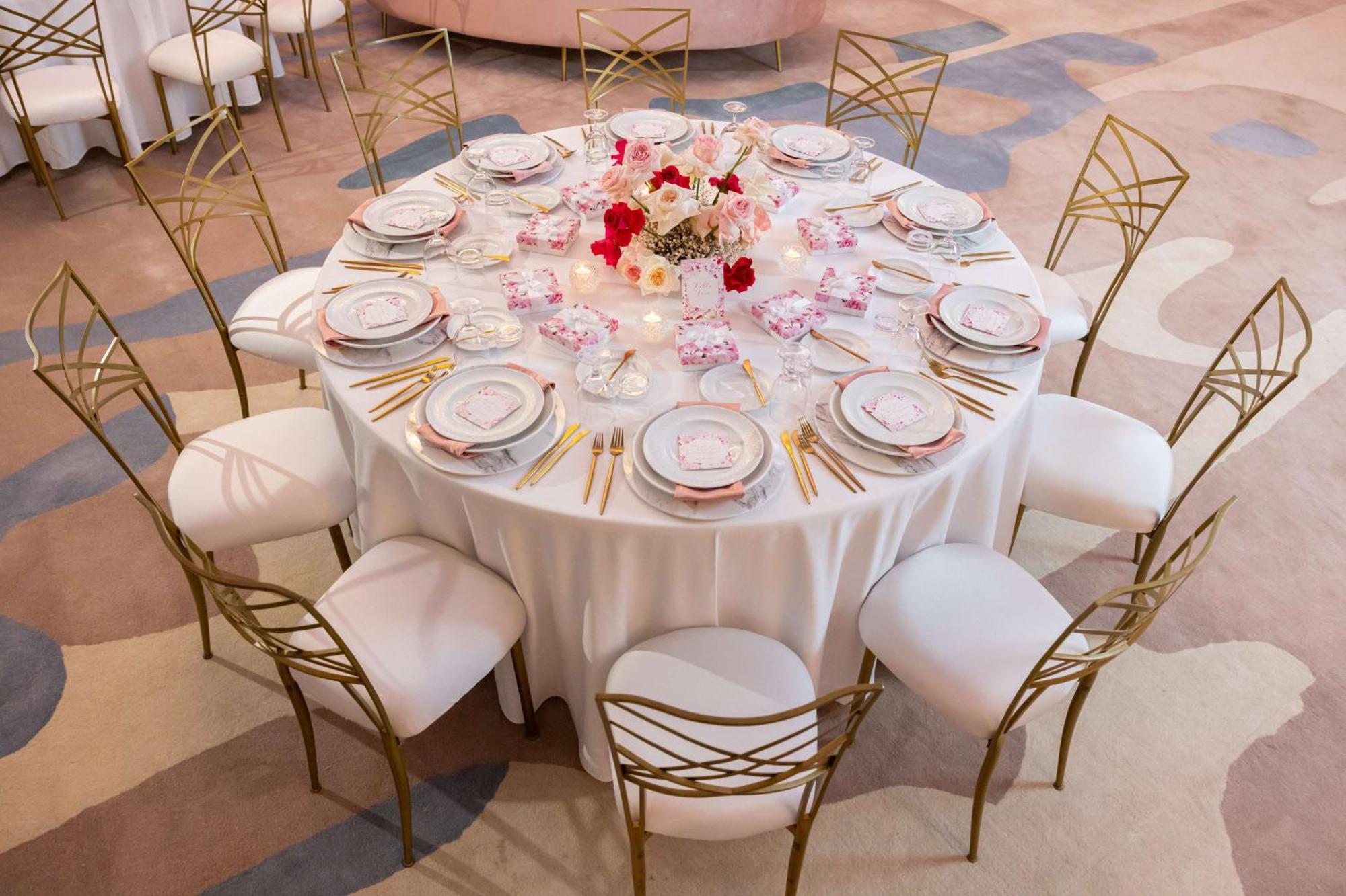 ホテル Hilton Dubai Palm Jumeirah エクステリア 写真 A table set for a formal dinner