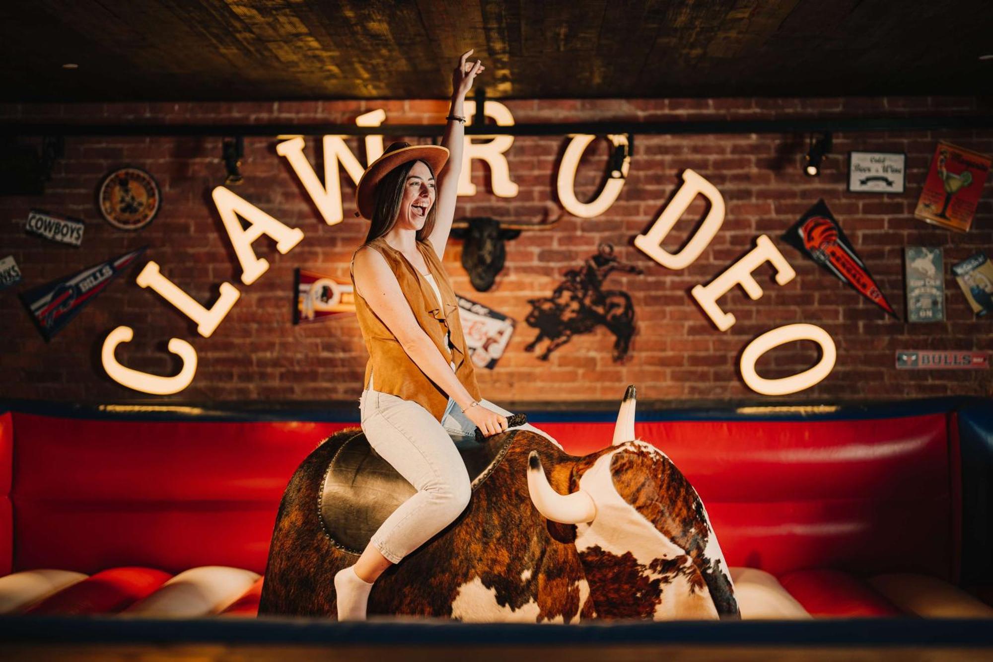 ホテル Hilton Dubai Palm Jumeirah エクステリア 写真 A woman riding a mechanical bull