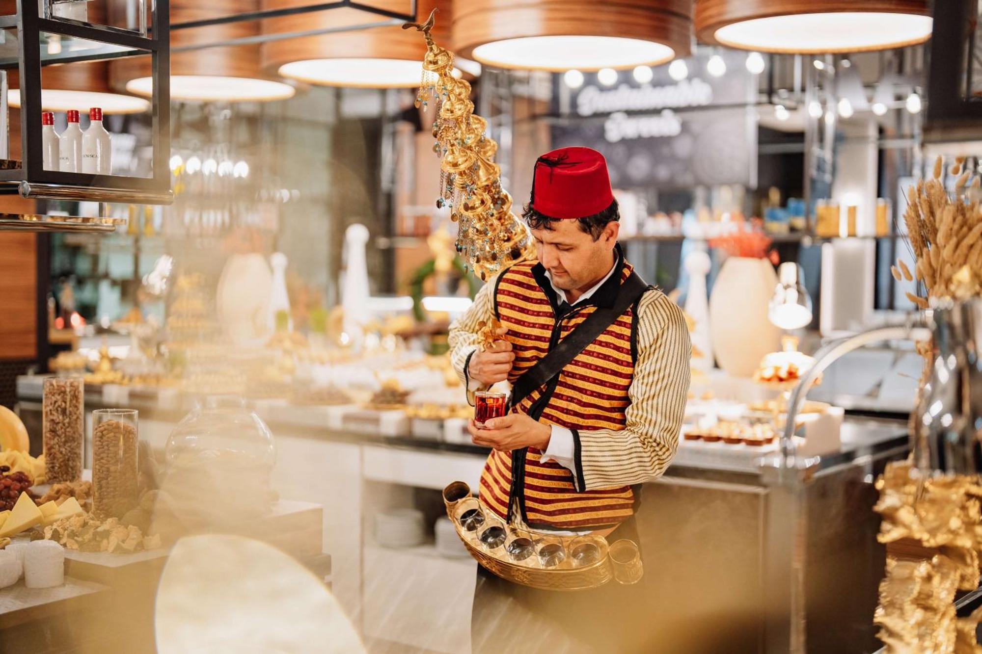 ホテル Hilton Dubai Palm Jumeirah エクステリア 写真 A man playing the duduk