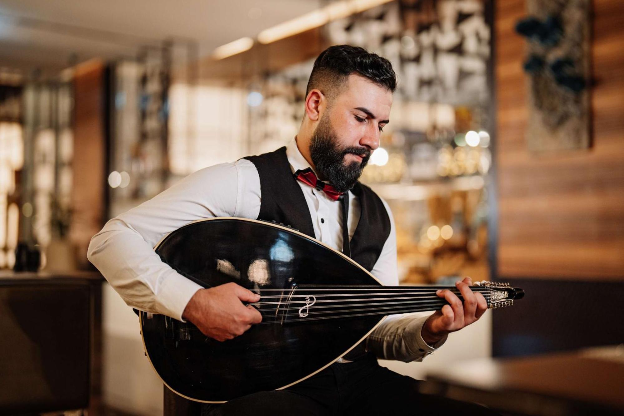 ホテル Hilton Dubai Palm Jumeirah エクステリア 写真 Bouzouki player