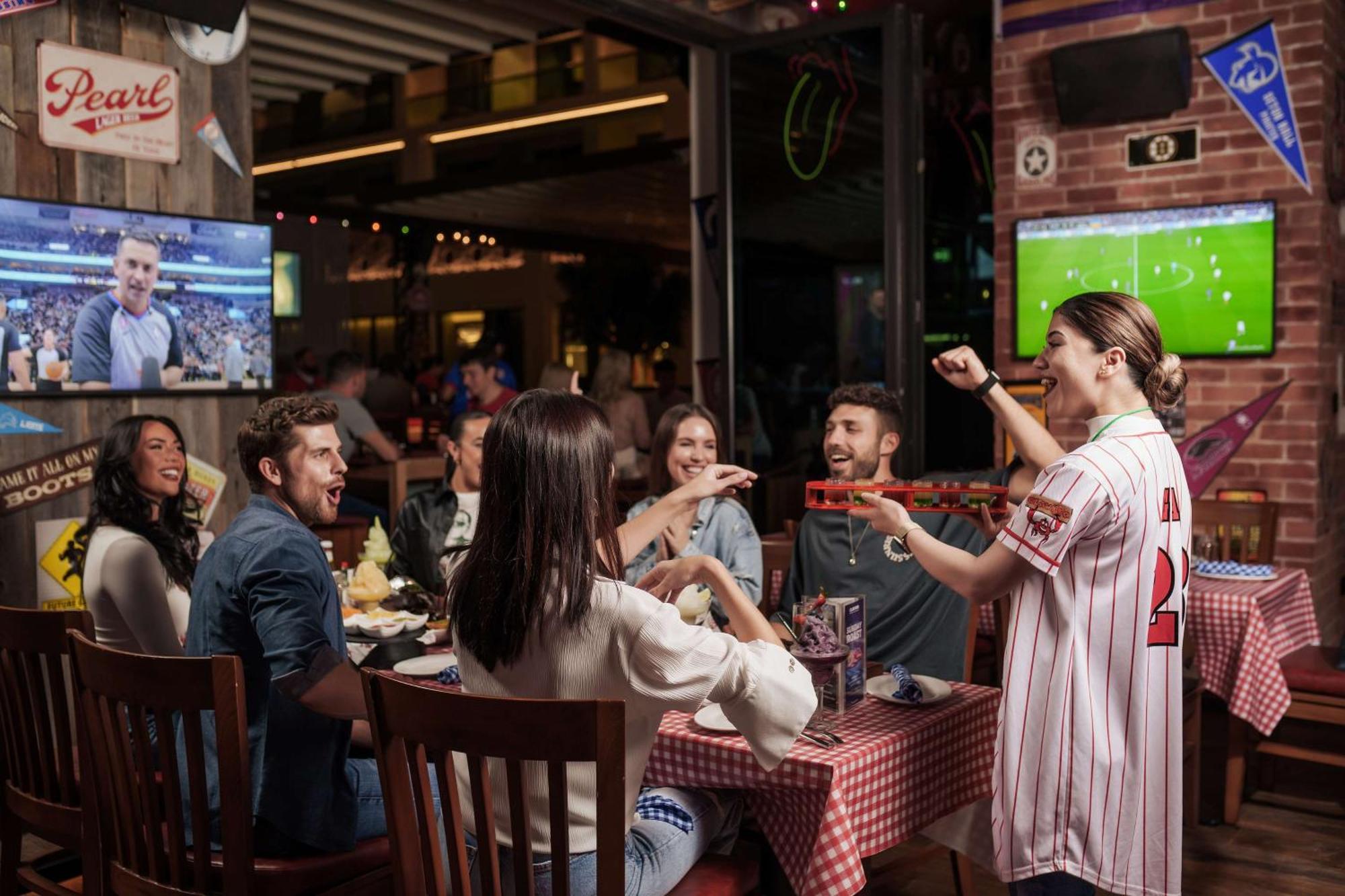 ホテル Hilton Dubai Palm Jumeirah エクステリア 写真 A waitress serving customers at a restaurant