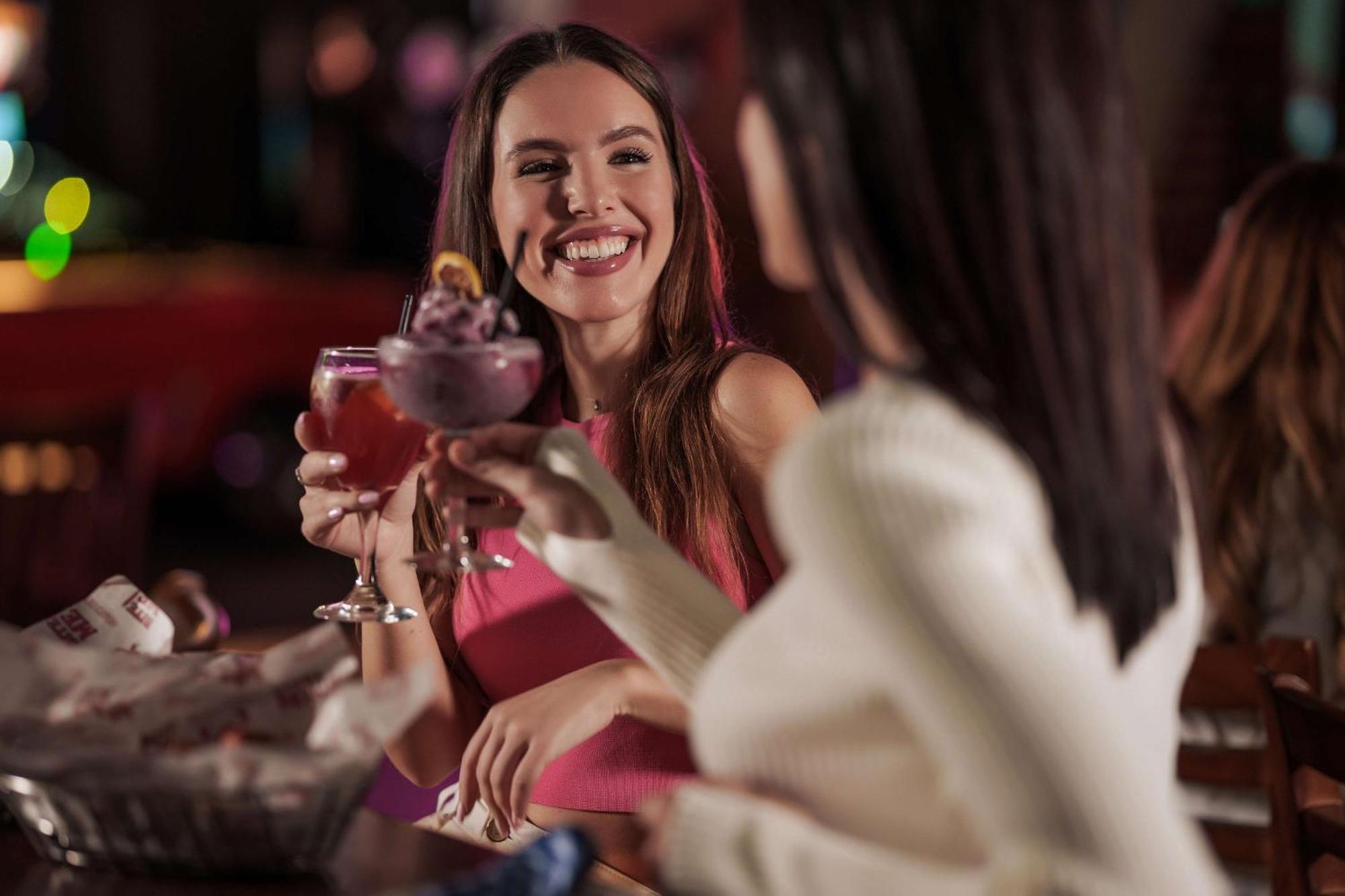 ホテル Hilton Dubai Palm Jumeirah エクステリア 写真 A woman drinking a cocktail