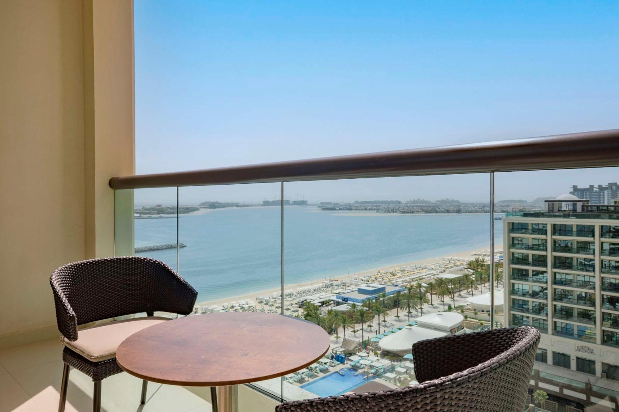 ホテル Hilton Dubai Palm Jumeirah エクステリア 写真 View from the balcony of a suite